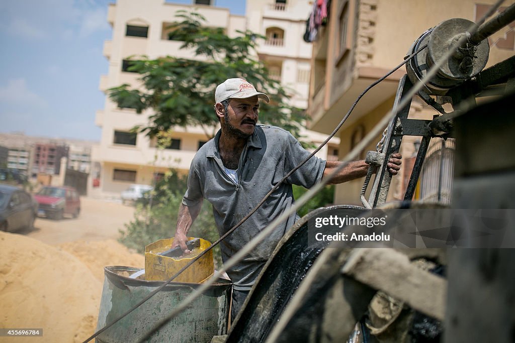 Egyptian construction workers in Cairo