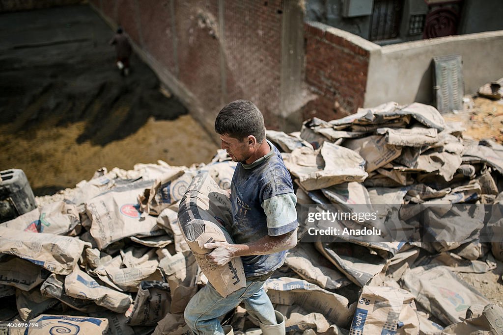 Egyptian construction workers in Cairo