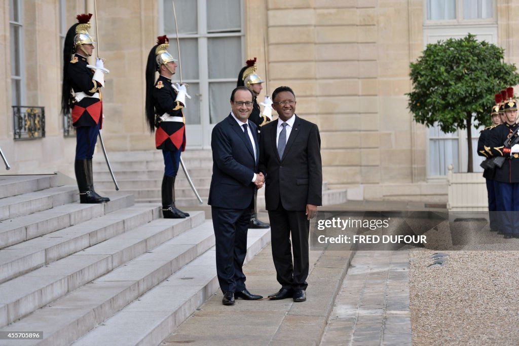 FRANCE-MADAGASCAR-DIPLOMACY-HOLLANDE