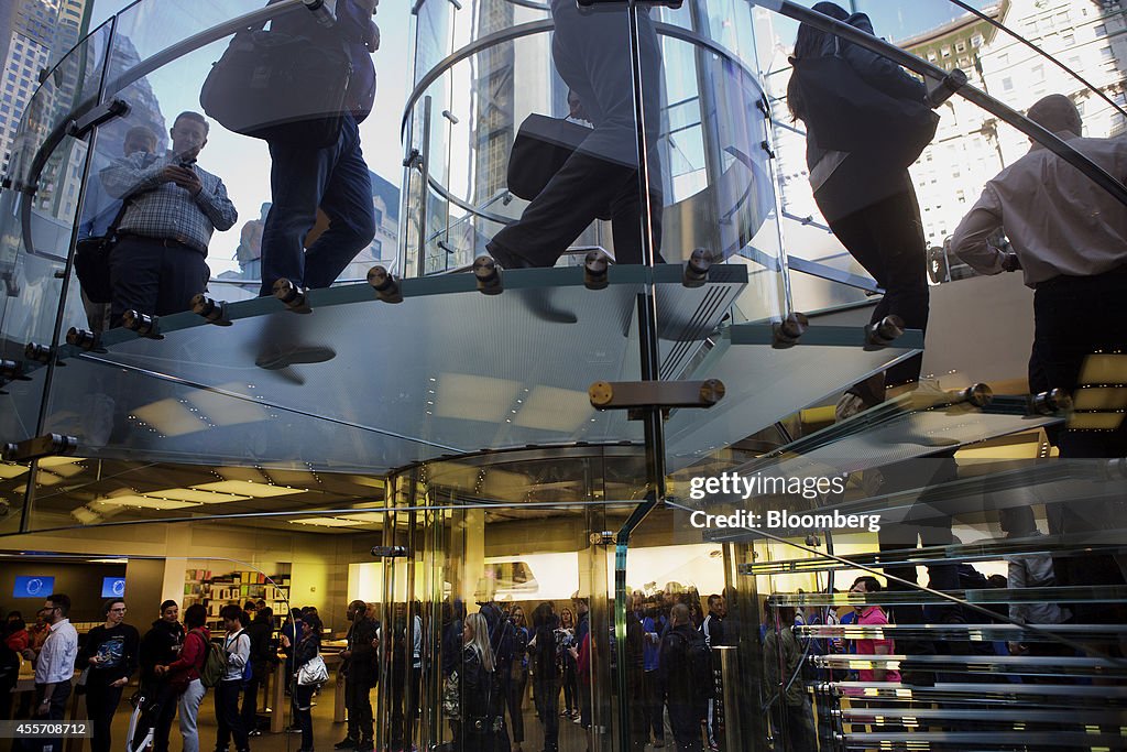 Apple's New Big-Screen iPhones Draw Long Lines As Sales Start