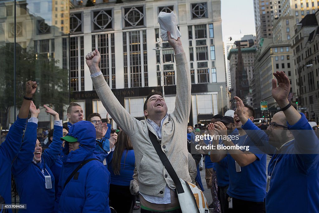Apple's New Big-Screen iPhones Draw Long Lines As Sales Start