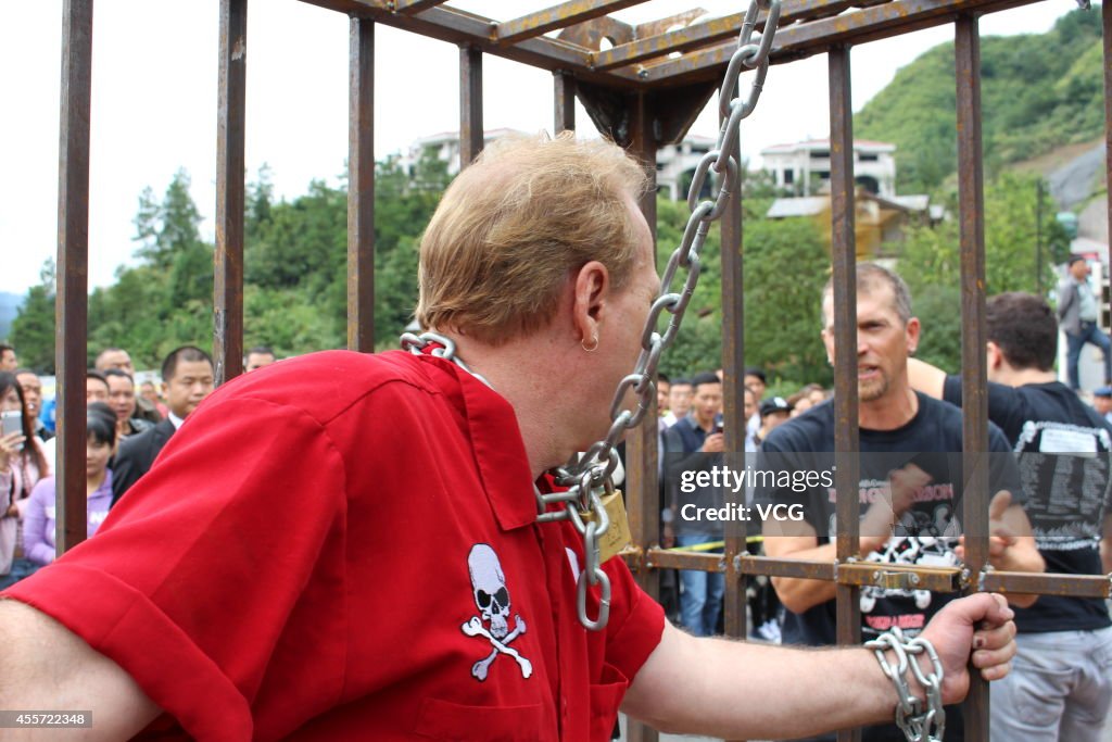 Canadian Escape Artist Dean Gunnarson Performs In Zhangjiajie