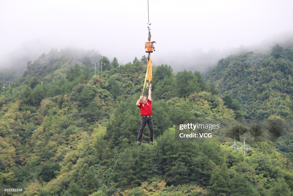 Canadian Escape Artist Dean Gunnarson Performs In Zhangjiajie