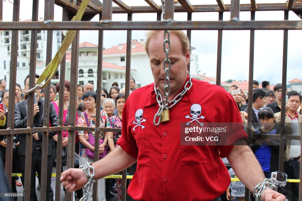 Canadian Escape Artist Dean Gunnarson Performs In Zhangjiajie