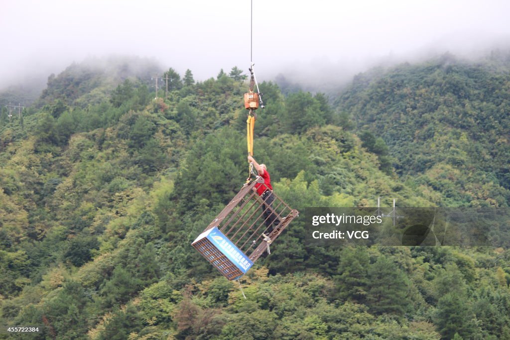 Canadian Escape Artist Dean Gunnarson Performs In Zhangjiajie