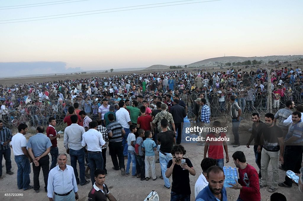 Turkey opens border crossing for Syrians escaping ISIL