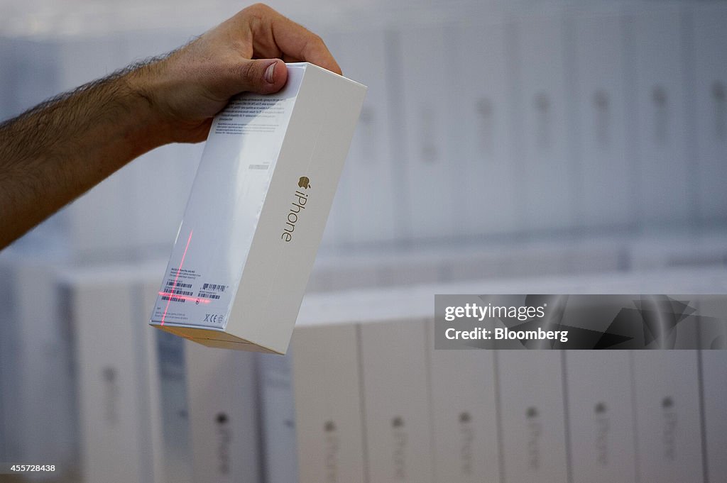 Apple's New Big-Screen iPhones Draw Long Lines As Sales Start