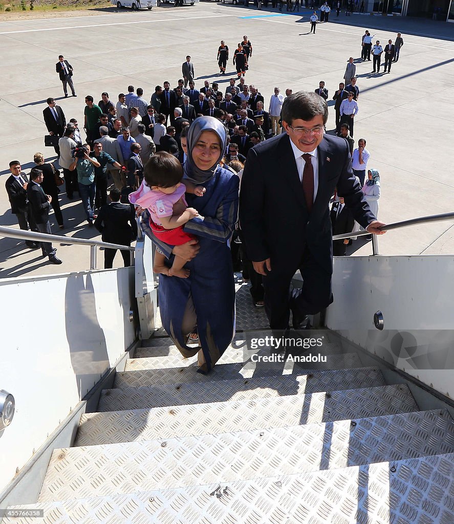 Turkish PM and freed hostages leave Sanliurfa for Ankara