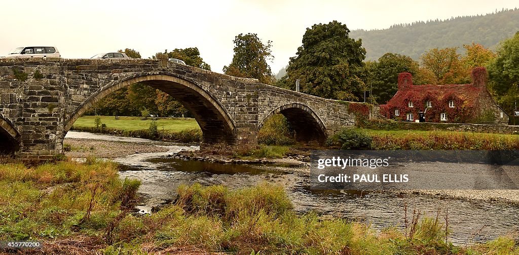 BRITAIN-WEATHER-AUTUMN