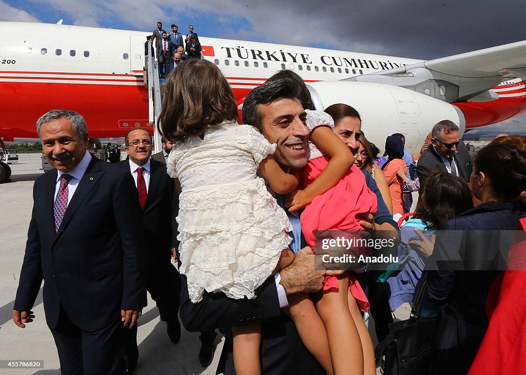 Turkish PM Davutoglu arrives in Ankara with freed Turkish hostages