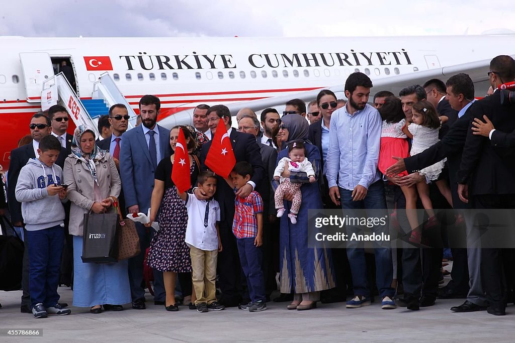 Turkish PM Davutoglu arrives in Ankara with freed Turkish hostages