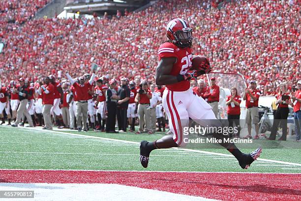 Melvin Gordon of the Wisconsin Badgers runs in for a touchdown during the first quarter against the Bowling Green Falcons at Camp Randall Stadium on...