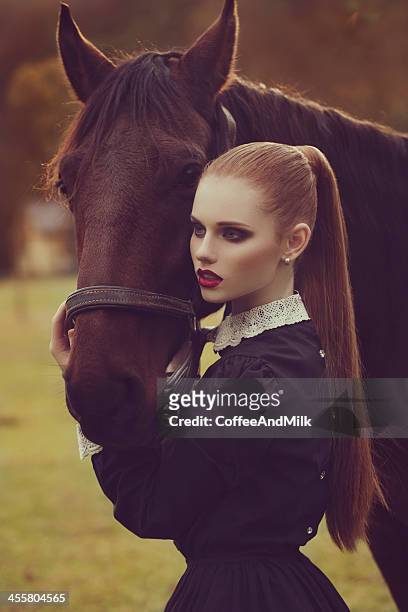 jeune fille et son beau cheval - haute couture photos et images de collection