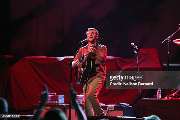 Phillip Phillips performs onstage at Food Network In Concert on September 20, 2014 in Chicago, United States.