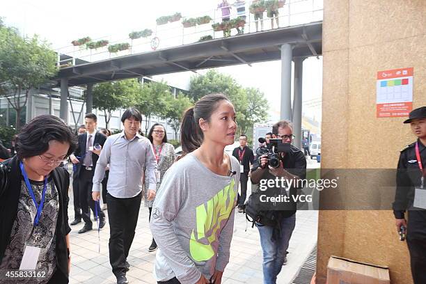 Li Na Injured Li Na Announces Her Retirement Due To Knee Injuries Photos and Premium ...