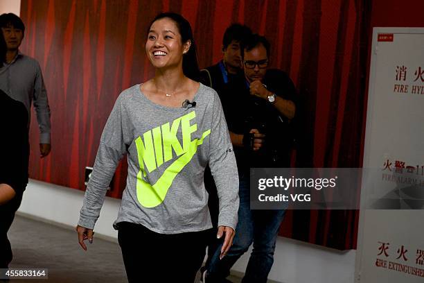 Li Na Injured Li Na Announces Her Retirement Due To Knee Injuries Photos and Premium ...