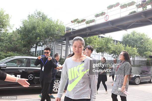 Li Na Injured 60 Li Na Announces Her Retirement Due To Knee Injuries Stock Photos ...