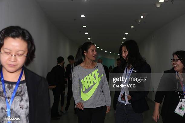 Li Na Injured 60 Li Na Announces Her Retirement Due To Knee Injuries Stock Photos ...