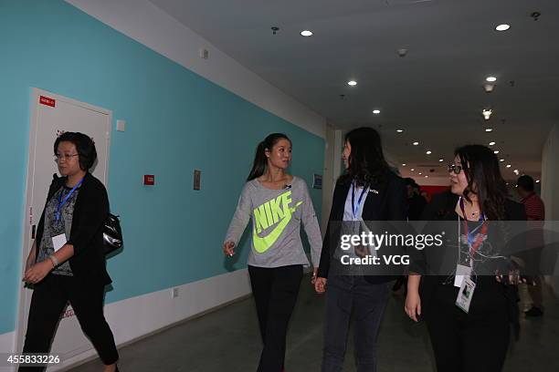 Li Na Injured 60 Li Na Announces Her Retirement Due To Knee Injuries Stock Photos ...