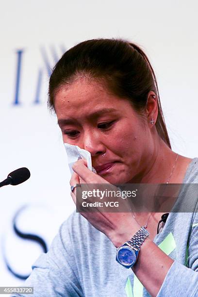 Li Na Injured 60 Li Na Announces Her Retirement Due To Knee Injuries Stock Photos ...