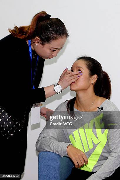 Li Na Injured 60 Li Na Announces Her Retirement Due To Knee Injuries Stock Photos ...