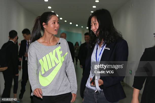 Li Na Injured Li Na Announces Her Retirement Due To Knee Injuries Photos and Premium ...