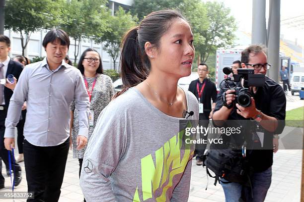 Li Na Injured 60 Li Na Announces Her Retirement Due To Knee Injuries Stock Photos ...