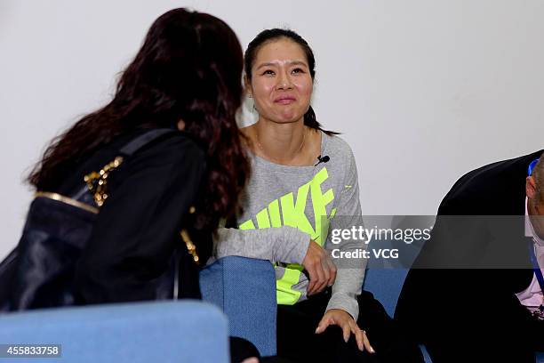 Li Na Injured 60 Li Na Announces Her Retirement Due To Knee Injuries Stock Photos ...