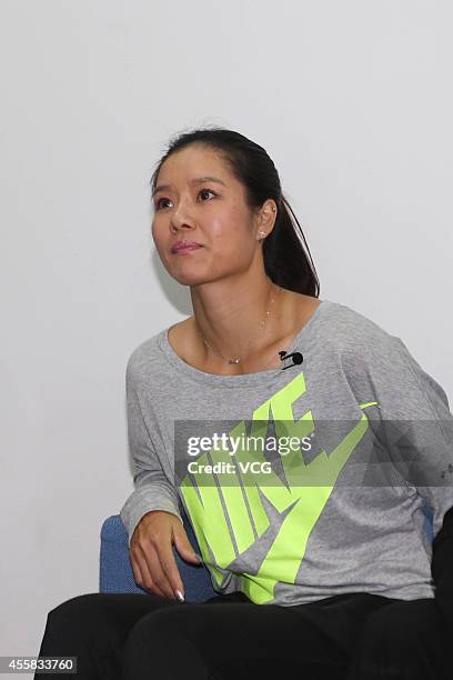 Li Na Injured 60 Li Na Announces Her Retirement Due To Knee Injuries Stock Photos ...