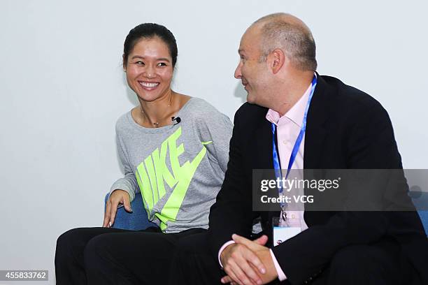 Li Na Injured 60 Li Na Announces Her Retirement Due To Knee Injuries Stock Photos ...