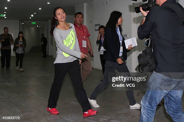 Li Na Injured 60 Li Na Announces Her Retirement Due To Knee Injuries Stock Photos ...