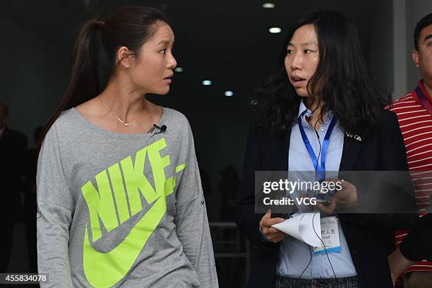 Li Na Injured 60 Li Na Announces Her Retirement Due To Knee Injuries Stock Photos ...