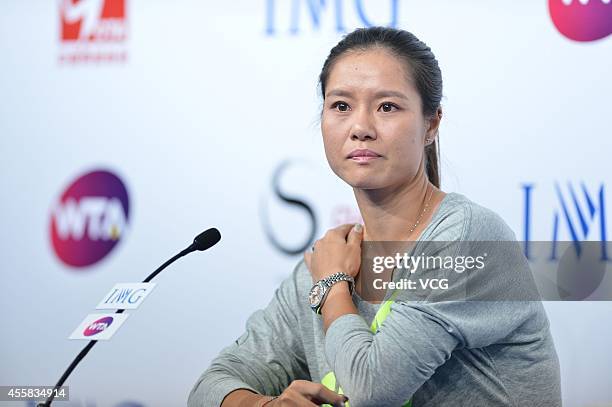 Li Na Injured 60 Li Na Announces Her Retirement Due To Knee Injuries Stock Photos ...