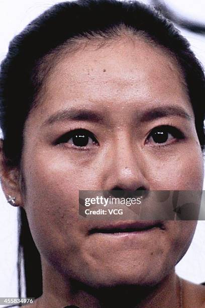 Li Na Injured 60 Li Na Announces Her Retirement Due To Knee Injuries Stock Photos ...