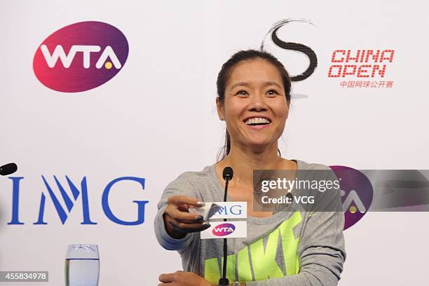 Li Na Injured 60 Li Na Announces Her Retirement Due To Knee Injuries Stock Photos ...
