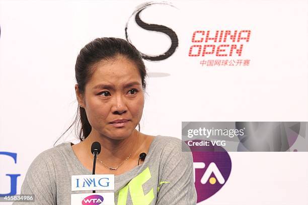 Li Na Injured 60 Li Na Announces Her Retirement Due To Knee Injuries Stock Photos ...