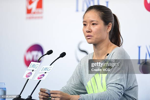 Li Na Injured 60 Li Na Announces Her Retirement Due To Knee Injuries Stock Photos ...