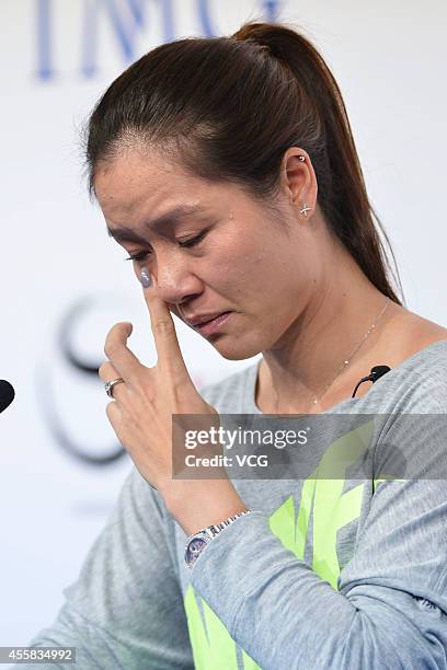 Li Na Injured 60 Li Na Announces Her Retirement Due To Knee Injuries Stock Photos ...