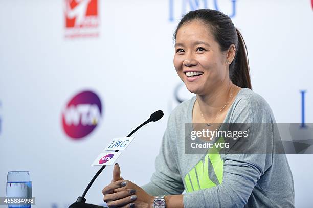 Li Na Injured 60 Li Na Announces Her Retirement Due To Knee Injuries Stock Photos ...