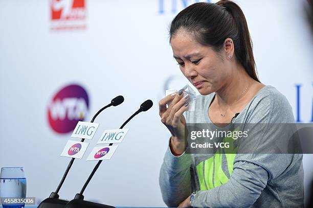 Li Na Injured 60 Li Na Announces Her Retirement Due To Knee Injuries Stock Photos ...