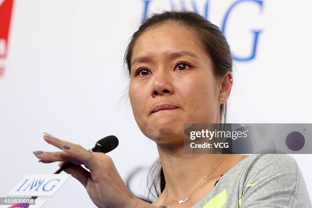 Li Na Injured 60 Li Na Announces Her Retirement Due To Knee Injuries Stock Photos ...