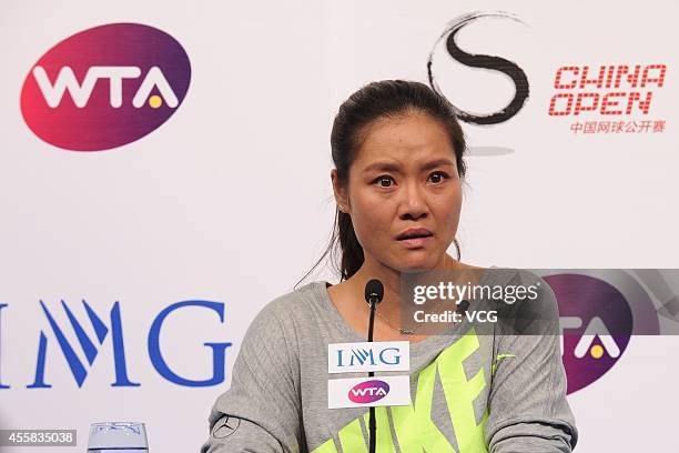 Li Na Injured 60 Li Na Announces Her Retirement Due To Knee Injuries Stock Photos ...