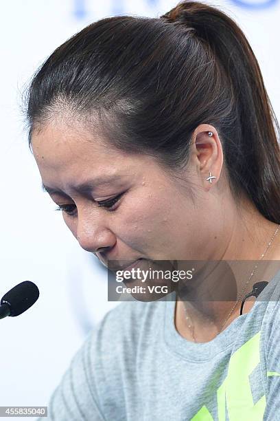 Li Na Injured Li Na Announces Her Retirement Due To Knee Injuries Photos and Premium ...