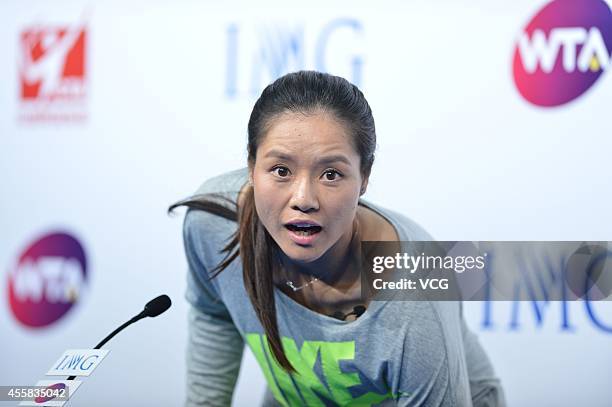 Li Na Injured 60 Li Na Announces Her Retirement Due To Knee Injuries Stock Photos ...
