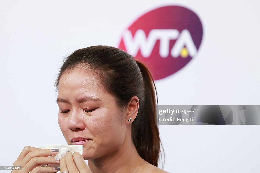 Li Na Injured Chinese tennis player Li Na cries during her retirement press... News ...