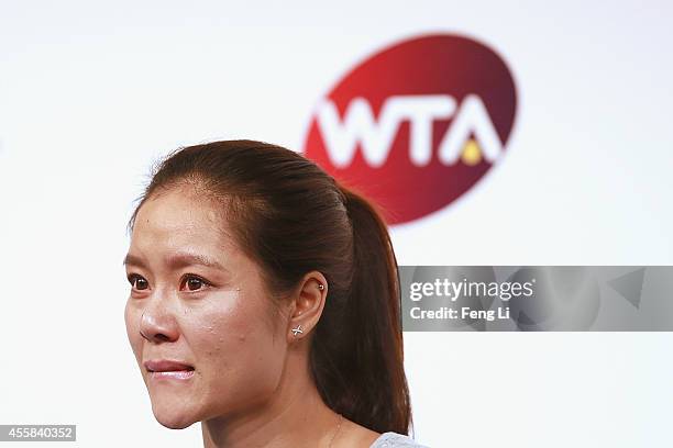 Li Na Injured Li Na Announces Her Retirement Due To Knee Injuries Photos and Premium ...