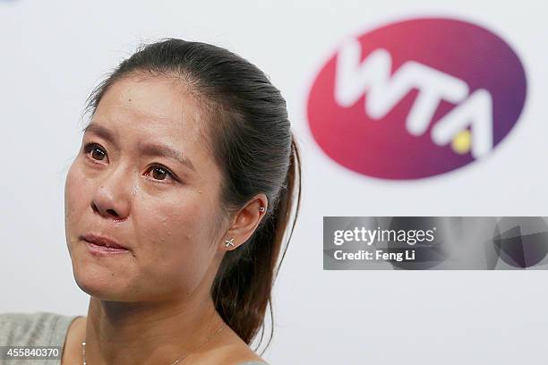 Li Na Injured 60 Li Na Announces Her Retirement Due To Knee Injuries Stock Photos ...