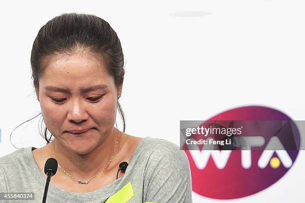 Li Na Injured 60 Li Na Announces Her Retirement Due To Knee Injuries Stock Photos ...