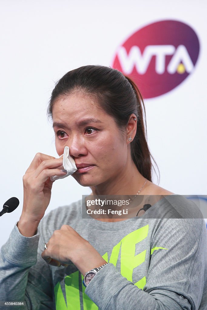 Li Na Injured Chinese tennis player Li Na cries during her retirement press... News ...