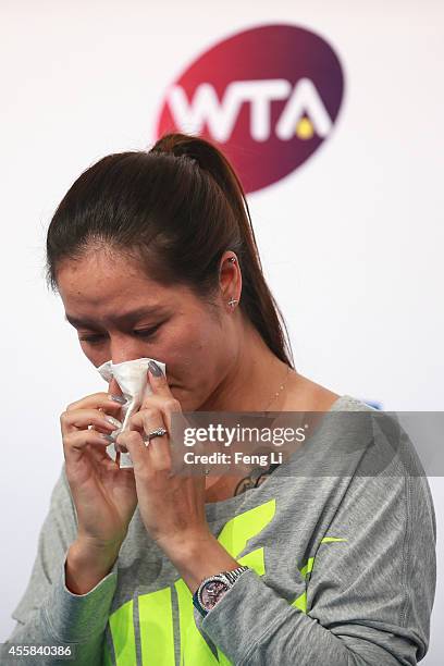 Li Na Injured 60 Li Na Announces Her Retirement Due To Knee Injuries Stock Photos ...